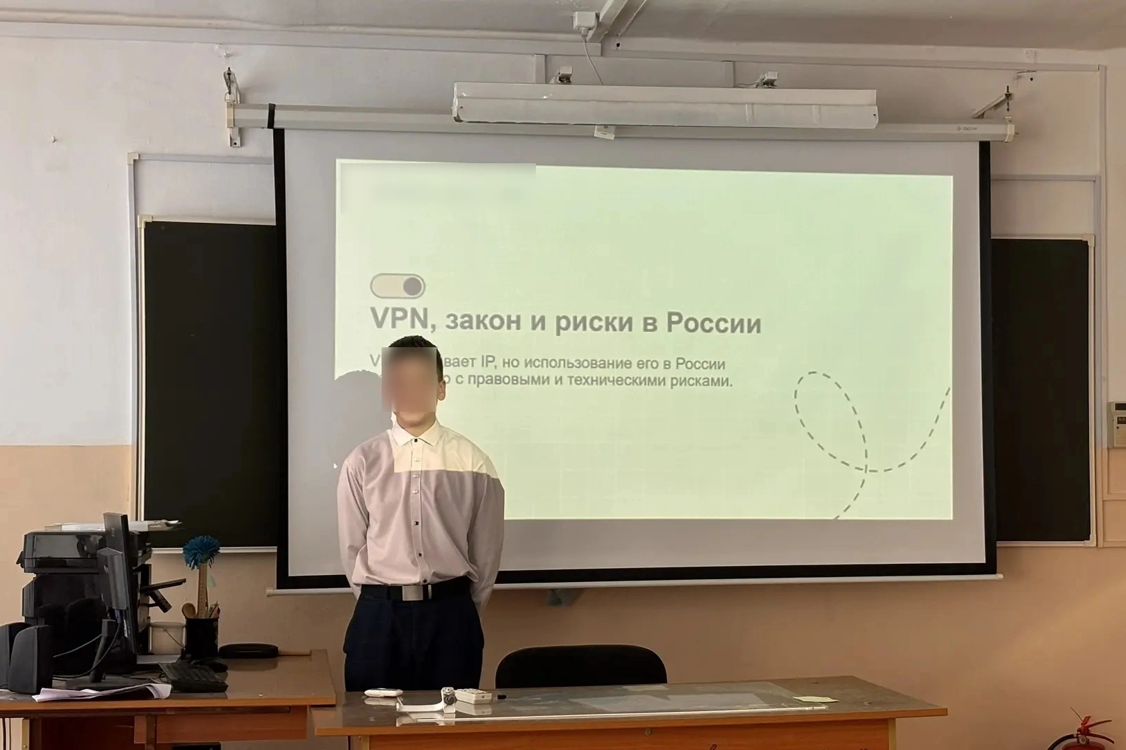 В учебных заведениях разных регионов России школьникам и их родителям объясняют риски использования VPN, утечки персональных данных и возможные правовые последствия онлайн-активности.