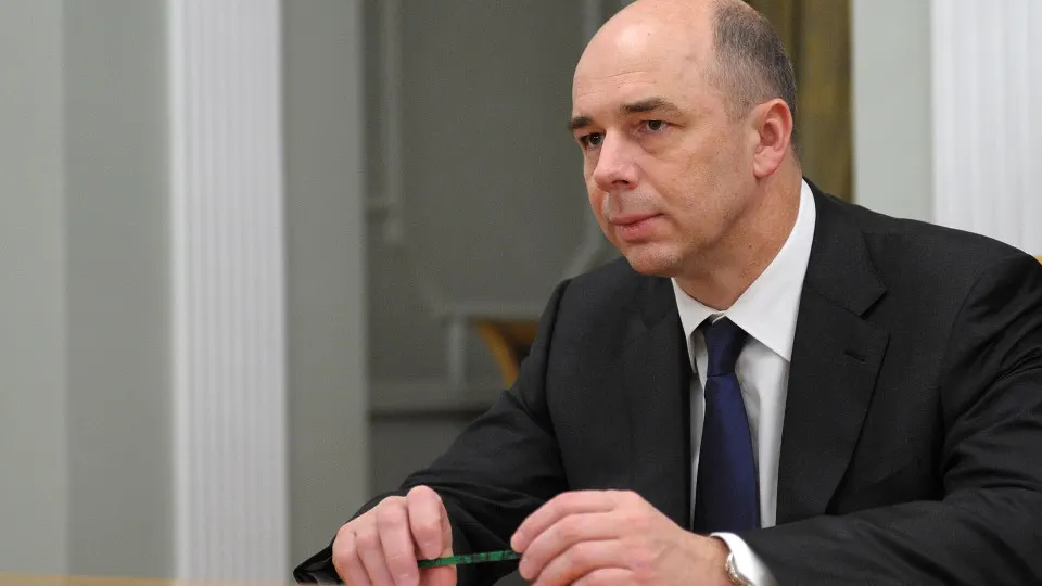 Глава Минфина Антон Силуанов заявил, что нейросети помогают оптимизировать распределение средств и используются в налоговых и таможенных службах, однако окончательные решения будут принимать люди. Это происходит на фоне рекордного дефицита консолидированного бюджета в 2025 году — 8,291 трлн руб.