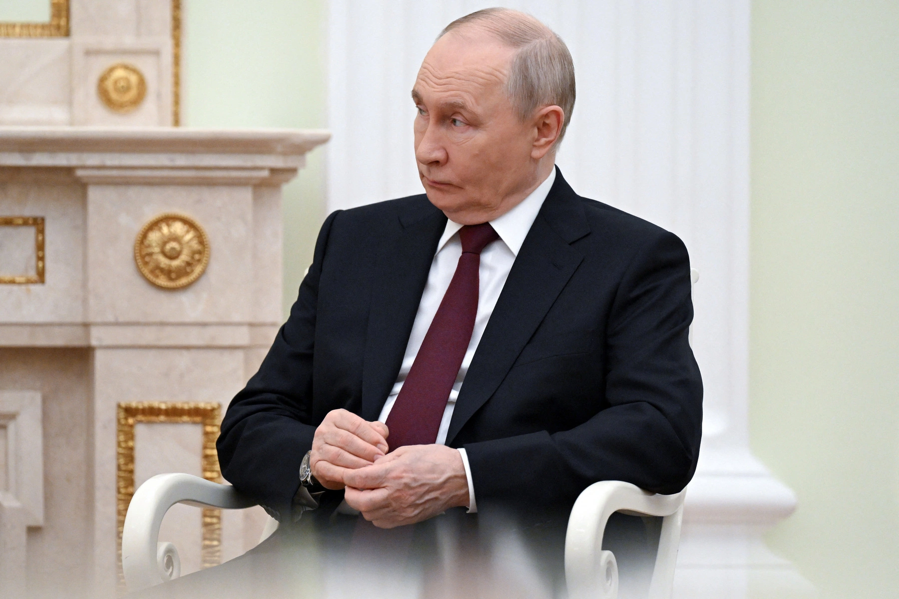 Мониторинг показал сотни однотипных комментариев провластных ботов во «ВКонтакте», которые объясняют продолжающееся падение рейтинга Владимира Путина «сезонной динамикой», сравнивают его с западными лидерами и одновременно защищают ограничения интернета накануне выборов в Госдуму.