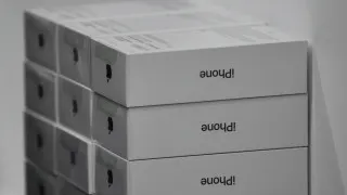 Крупные продавцы электроники в России накопили избыточные запасы дорогих смартфонов Apple и Samsung и теперь вынуждены снижать цены и распродавать устройства со скидками на фоне сокращения спроса и падения покупательной способности.