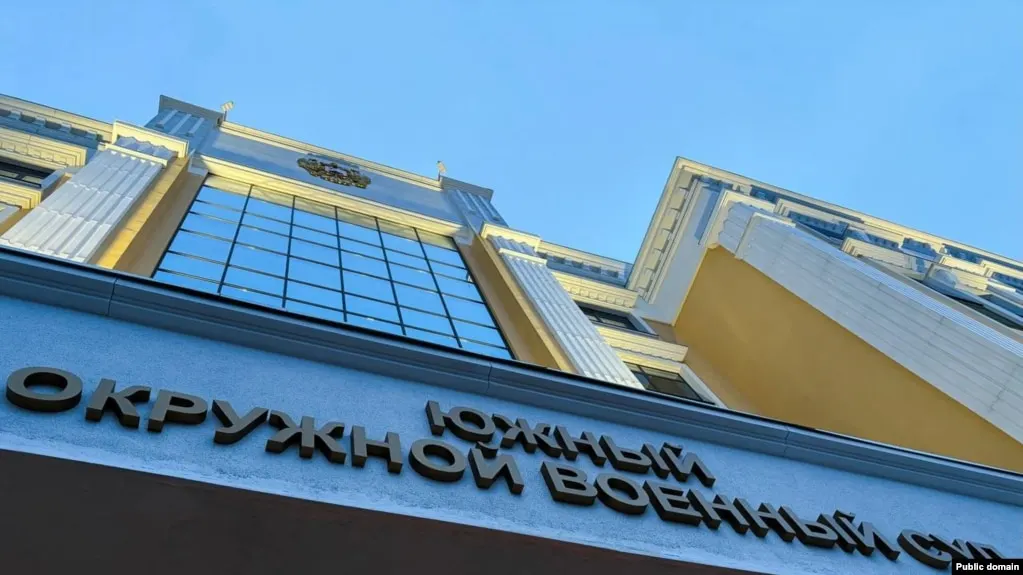 Южный окружной военный суд приговорил трёх молодых людей к срокам от восьми до 10 лет лишения свободы по делу о подготовке поджога двух военкоматов в Ростове-на-Дону. С начала войны в Украине подобные эпизоды всё чаще квалифицируются как теракты или диверсии, а законодательство об ответственности ужесточено.