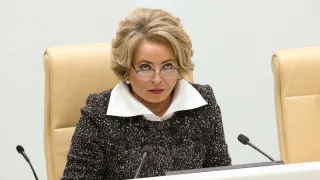 Спикер Совфеда Валентина Матвиенко назвала «обезлюживание территорий» стратегической угрозой и предложила спасать демографию за счёт переселения из мегаполисов в просторные дома по стране, больших семей и акции «сажаем цветы» во всех муниципалитетах — на фоне рекордно низкой рождаемости и естественной убыли населения.