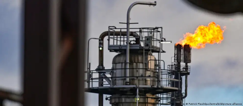 С мая 2026 года Россия прекращает транзит казахстанской нефти по трубопроводу «Дружба», из‑за чего один из крупнейших немецких НПЗ в Шведте лишится части сырья. Эксперты объясняют возможные мотивы и оценивают последствия для региона и поставок в ФРГ.