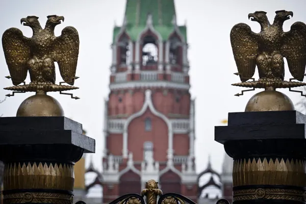 В некоторых релизах российских стримингов появились уведомления о том, что из фильмов удалены или скрыты фрагменты в соответствии с российским законодательством; платформы заявляют, что маркировку ставят правообладатели.