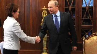 С начала 2026 года Банк России реализовал более 21 тонны золота для финансирования растущего бюджетного дефицита на фоне слабых нефтегазовых поступлений и высокой цены золота на мировом рынке.