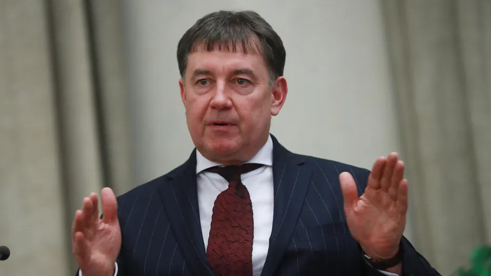 Московский городской суд оставил в силе решение о национализации сети отелей и имущества бывшего главы Совета судей России Виктора Момотова на сумму около 9 млрд рублей. Генпрокуратура связывает происхождение активов с коррупцией, нелегальным бизнесом и связями с криминальными авторитетами.