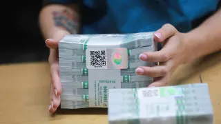 За одну неделю объём наличных в обращении вырос на 240 млрд рублей на фоне отключений мобильного интернета, участившихся блокировок карт и планов властей ужесточить контроль за переводами на банковские карты.