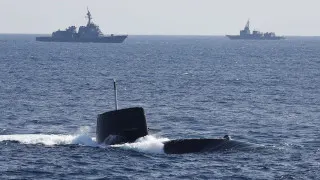 Правительство Японии кардинально изменило послевоенную политику в сфере обороны, разрешив экспорт летальных вооружений. Новые правила открывают доступ японских компаний к глобальному рынку оружия, хотя поставки в зоны активных боевых действий формально остаются под жестким контролем.