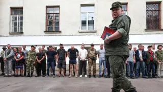 Минобороны подготовило поправки, позволяющие проводить проверку военнослужащих на алкогольное опьянение непосредственно в воинских частях с использованием специальных средств, без обязательной доставки в медучреждение.