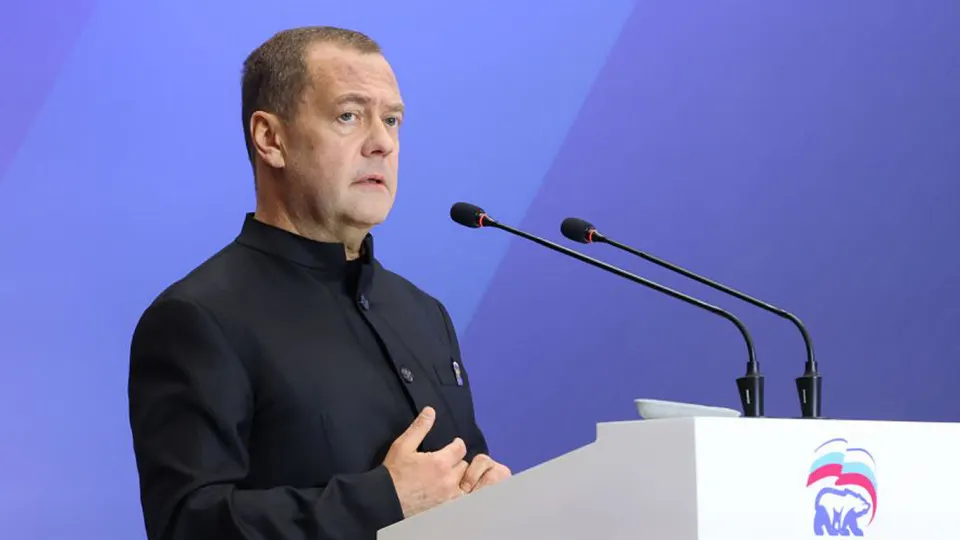 Заместитель председателя Совета безопасности Дмитрий Медведев предупредил о реальной угрозе ядерного апокалипсиса, заявил о необходимости готовности и напомнил о роли ядерной триады. На фоне истечения СНВ‑III обсуждение контроля над вооружениями и переговоров с США продолжается.