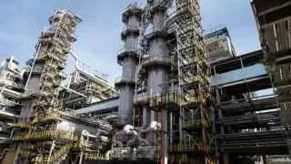 Сызранский нефтеперерабатывающий завод временно приостановил переработку нефти из‑за повреждения оборудования в результате атаки беспилотников. Ожидается, что ремонт займет одну–две недели, однако это уже третий НПЗ за неделю, остановленный после ударов БПЛА, что усиливает риск дефицита топлива.