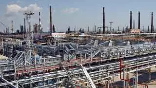 Из-за серийных атак беспилотников переработку нефти прекратили Новокуйбышевский, Туапсинский, Нижегородский, Саратовский и Киришский нефтеперерабатывающие заводы.