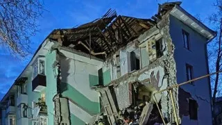 В Сызрани беспилотник попал в многоэтажный жилой дом, обрушив подъезд; спасатели извлекли из-под завалов 11 человек, включая двоих детей. Массовая атака дронов затронула несколько регионов и привела к ограничениям в работе аэропортов.