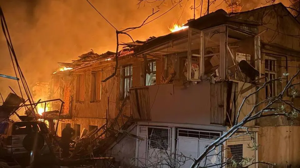 В результате ночного удара российских беспилотников по жилым кварталам Одессы погибли двое человек, около 40 жильцов эвакуированы, включая детей. Атака стала частью серии массированных ударов по украинским городам в апреле.