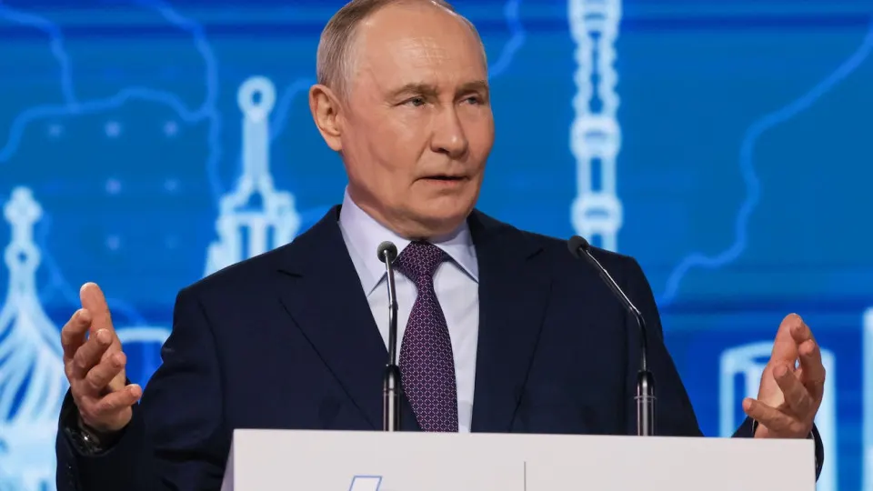 После масштабных ограничений в сети и частичной блокировки мессенджера команда президента предпринимает шаги по снижению политического ущерба; сам Путин призвал законодателей не увлекаться новыми запретами на фоне рекордного падения одобрения власти.