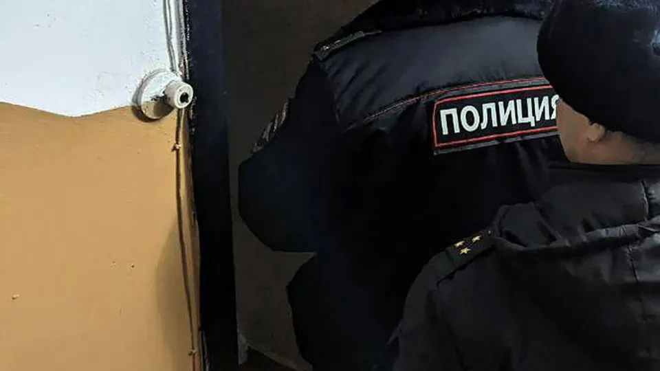 ФСБ задержала двоих подозреваемых, один из них — несовершеннолетний. По факту возбуждёнo уголовное дело о хулиганстве. Событие произошло на фоне масштабной блокировки Telegram в России и роста спроса на VPN‑сервисы.