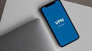 Игроки рынка VPN предупреждают: в ближайшие дни в России могут ограничить оплату VPN-сервисов с российских банковских карт, а параллельно готовятся меры по массовому отключению серверов, обеспечивающих доступ к заблокированным ресурсам.