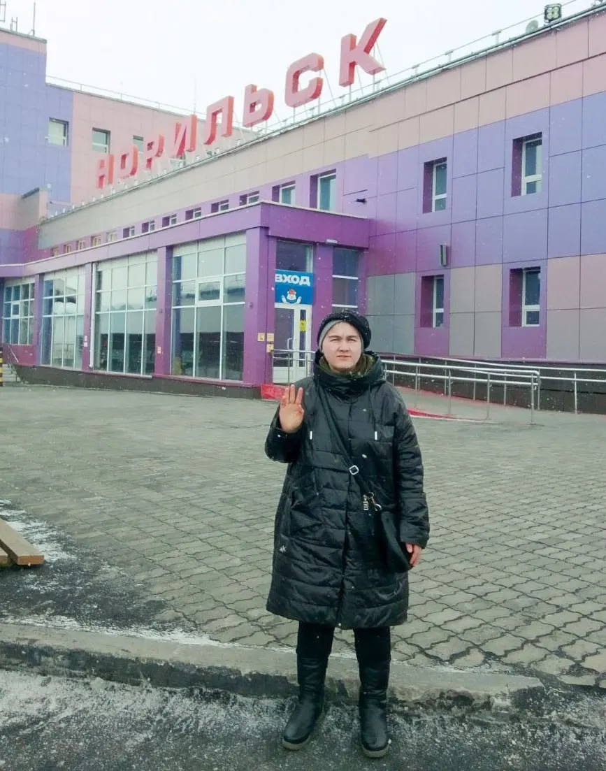 Политзаключённая отбывала год принудительных работ в Норильске по статье о «дискредитации» армии; в колонии она подвергалась давлению, перенесла серьёзное ухудшение здоровья и потерю веса.