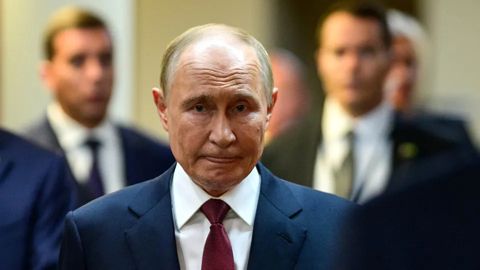 По оценкам аналитиков, в апреле российские войска утратили 116 кв. км контролируемой территории. Одновременно резко снизились темпы наступления — с около 9,76 км² в день в начале 2025 года до 2,9 км² в первые четыре месяца 2026-го. Причины — контратаки, удары средней дальности с участием беспилотников, проблемы связи и неблагоприятная погода.