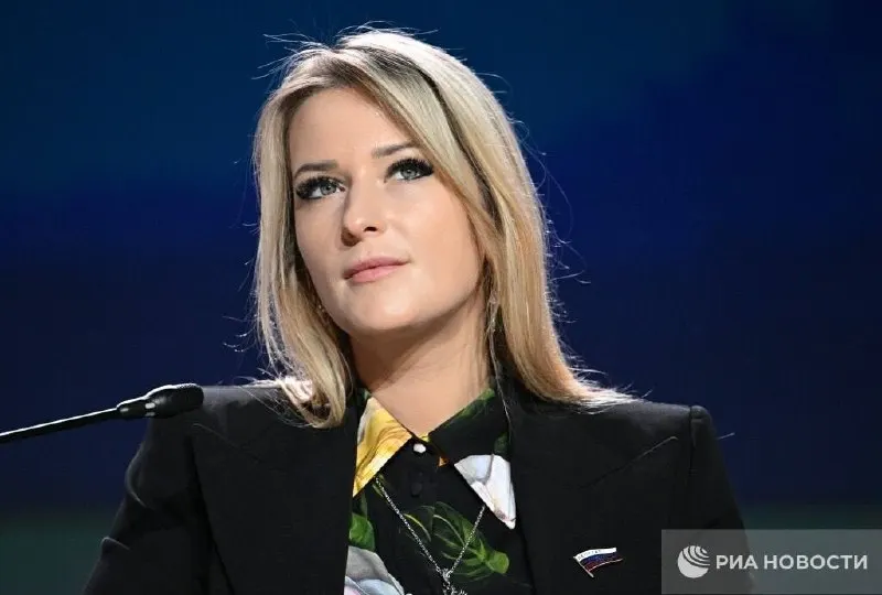 37‑летняя Яна Лантратова получила пост омбудсмена. Ранее она работала на телевидении, курировала молодёжные проекты, была депутатом и публично выступала против оппозиционеров. Политологи предупреждают, что назначение может ослабить институт уполномоченного.
