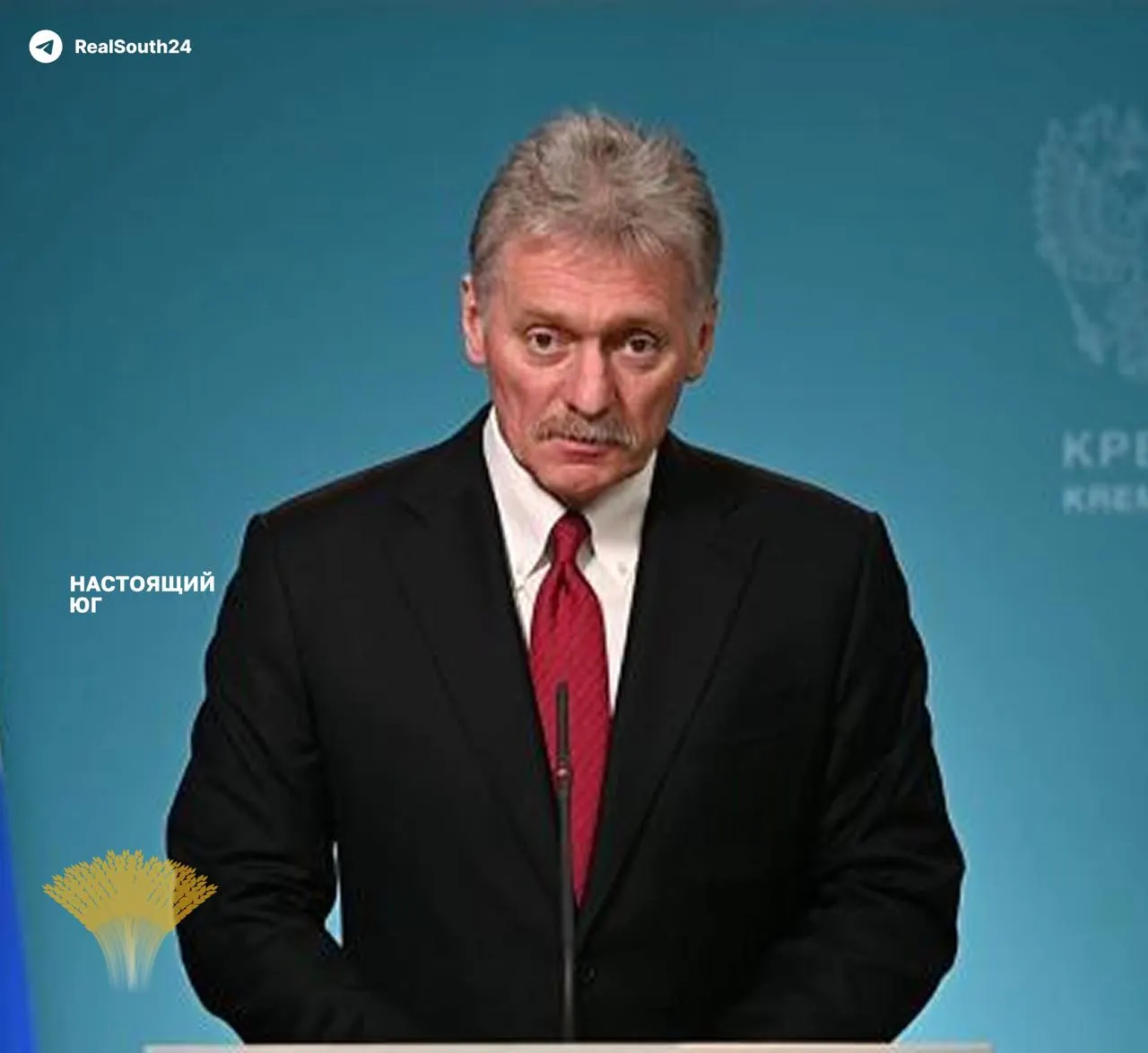 Пресс‑секретарь президента заявил, что угрозы снабжению топливом не наблюдается, хотя примерно четверть перерабатывающих мощностей выведена из строя. Правительство продлило запрет на экспорт бензина до 31 июля, эксперты отмечают локальные риски из‑за расширяющейся географии атак на НПЗ.