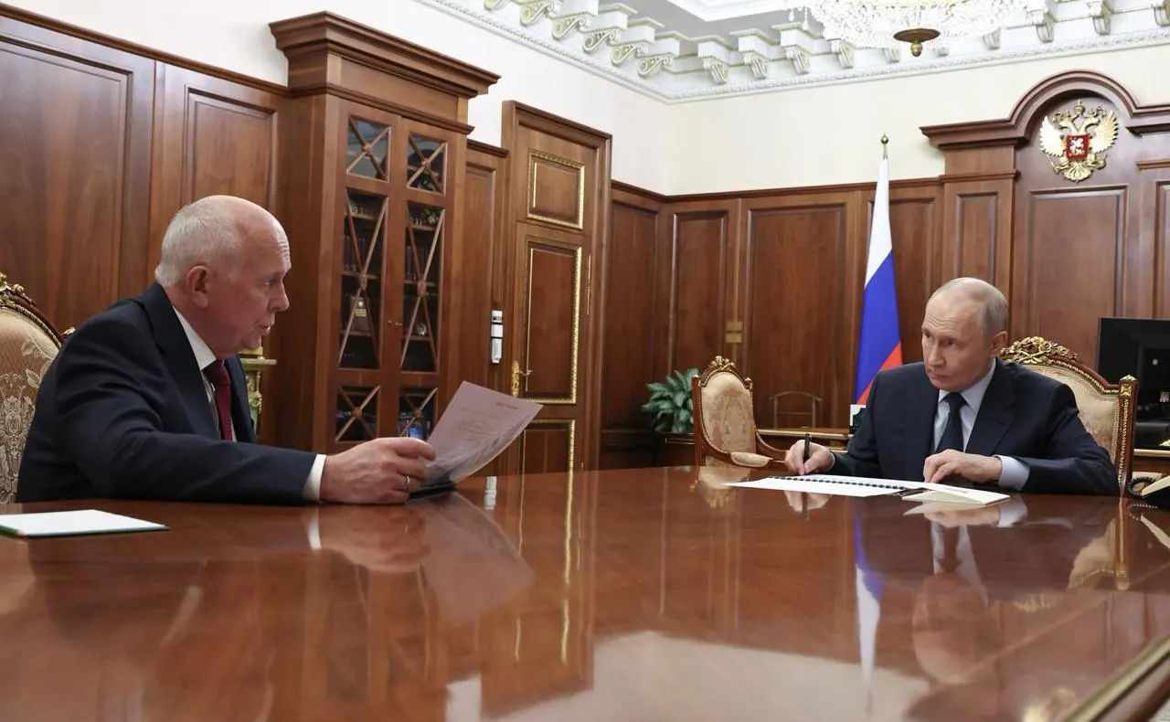 Глава Ростеха сообщил президенту, что начало серийного производства МС‑21 и Суперджет‑100 перенесено на следующий год. Ранее сроки уже сдвигали, а планы выпуска к 2030 году пересмотрены.