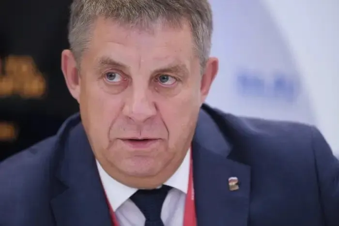 После отставки губернатора Брянской области Александра Богомаза источники сообщают, что ему могут предложить вакантный мандат в Госдуме. Также в материале — возможные назначения других ушедших губернаторов и связь отставок с делами о строительстве оборонительных сооружений.