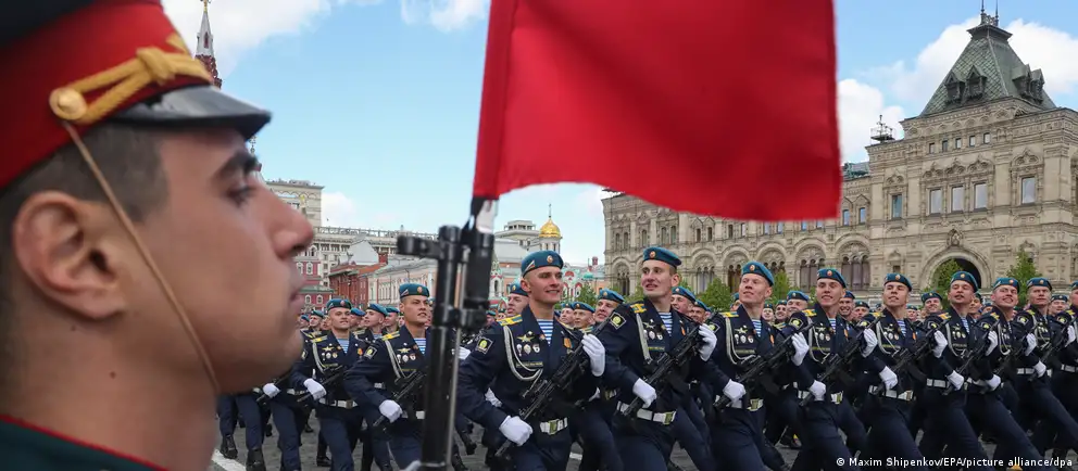 В ряде регионов массовые мероприятия на День Победы либо сокращены, либо отменены. Официально это объясняют «оперативной обстановкой» и угрозой атак, эксперты называют также логистические и политические причины.