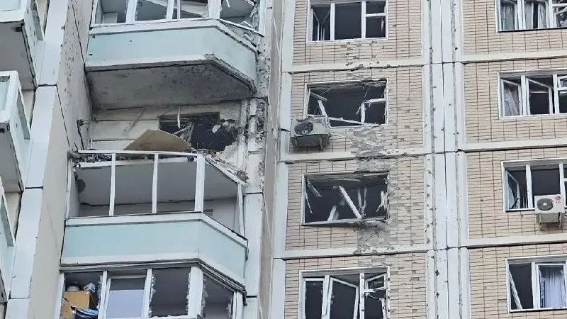Ночью и утром по столице и Московской области наносились удары беспилотниками: есть погибшие и раненые, в ряде районов — перебои с электроэнергией. Минобороны заявляет о 556 сбитых дронах по разным регионам.