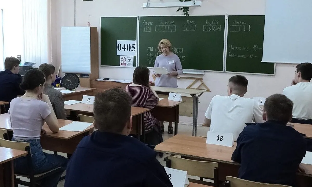 Рособрнадзор рекомендовал, чтобы организаторы и сотрудники охраны не прикасались к участникам ЕГЭ и их вещам. При срабатывании металлоискателя предлагают вежливо попросить добровольно предъявить или сдать предмет в место хранения.