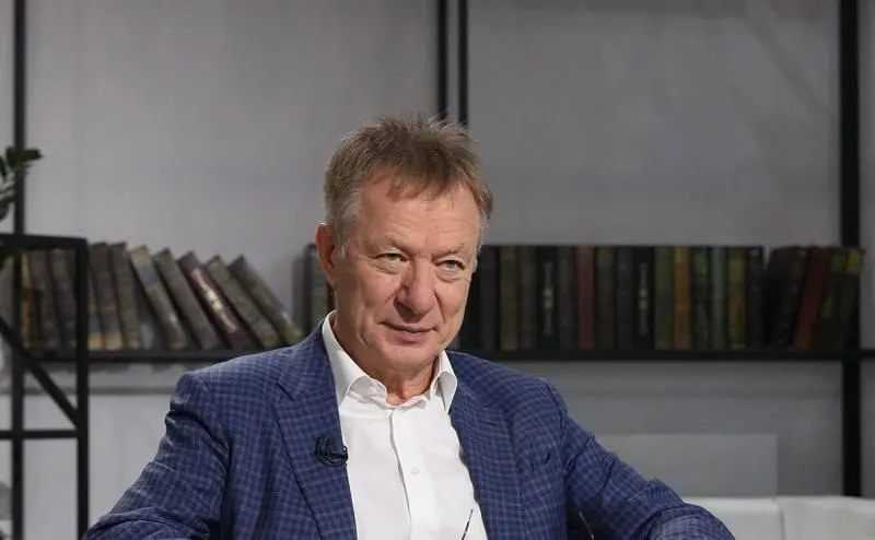 Бизнесмен уехал из страны после того, как суд признал его и связанный с ним фонд «экстремистскими», а около 8 млрд рублей имущества подлежат конфискации. Он воспользовался голландским паспортом и уехал через Белоруссию.