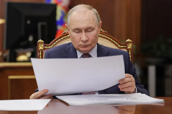 Европейская разведка утверждает, что вокруг президента расширили меры безопасности: смена мест пребывания, жёсткие ограничения для персонала, усиленные проверки и часть мер после убийства генерала.