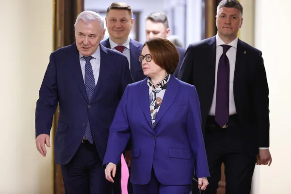 Чиновники и банкиры обсуждают три кандидатуры на замену Набиуллиной, чей срок истекает 24 июня 2027 года; окончательное решение остаётся за президентом.
