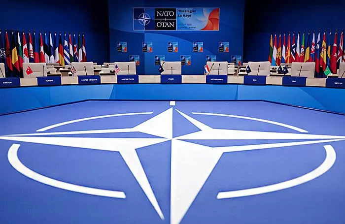 Министр объяснил сказанное и обосновал позицию по вопросу возможных ударов по Калининграду, отметив готовность к решительным действиям.