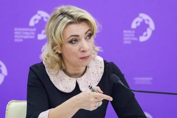 Официальный представитель МИД Мария Захарова заявила, что сотрудники Госдепа уведомляют российских дипломатов о том, что их дети, родившиеся в США, автоматически считаются американскими гражданами. По её словам, семьи не подавали заявлений и узнали об этом постфактум.