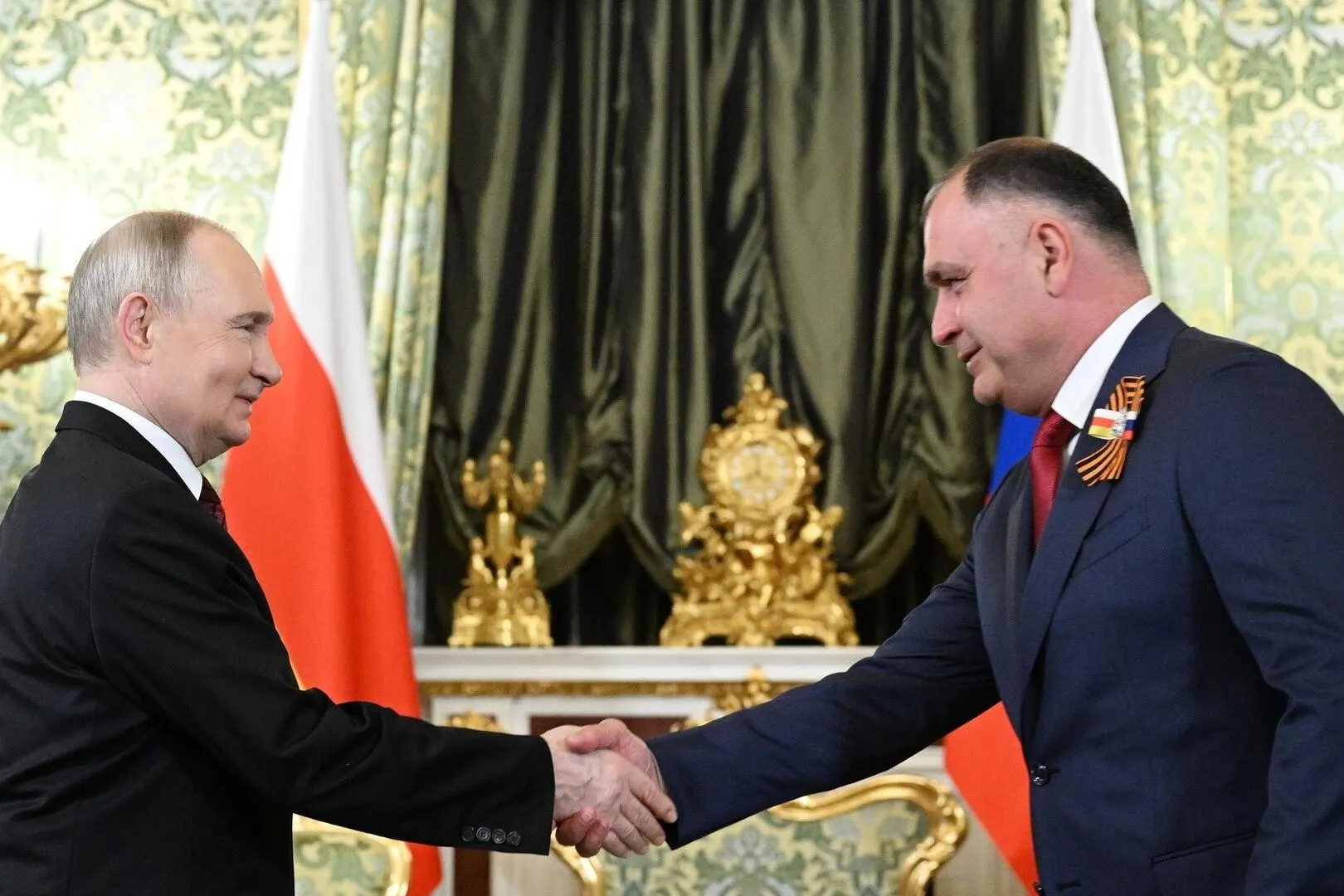 Президент внес в нижнюю палату парламента договор, предусматривающий согласование внешней и оборонной политики, унификацию законодательства и создание единого экономического пространства между Россией и Южной Осетией; документ будет ждать ратификации.