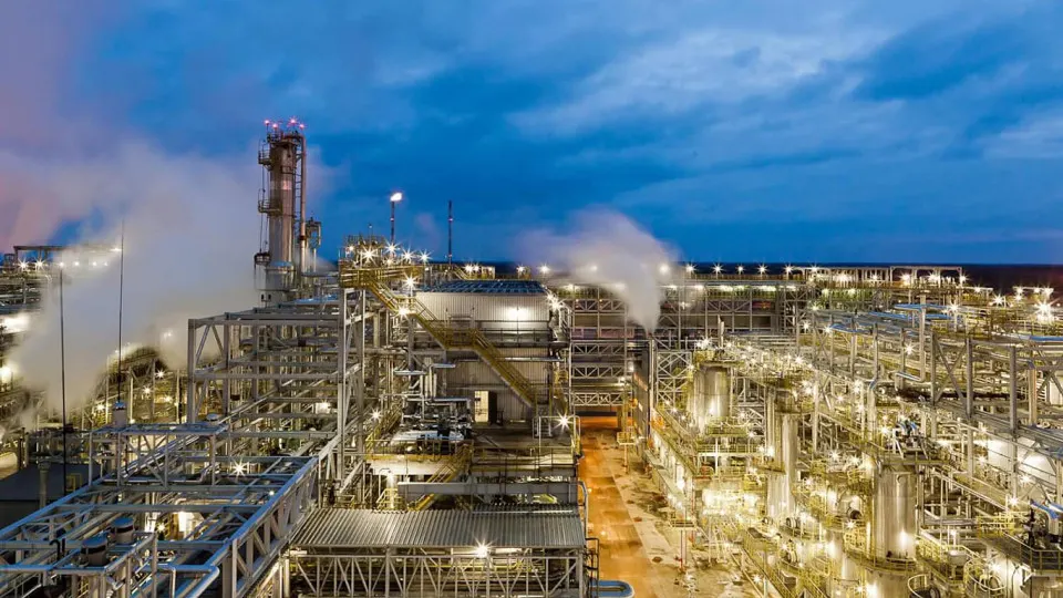 После налёта дронов 5 мая нефтеперерабатывающий завод «Киришинефтеоргсинтез» («Кинеф») в Ленинградской области перестал отгружать продукцию — основные мощности повреждены, восстановление может занять месяцы.