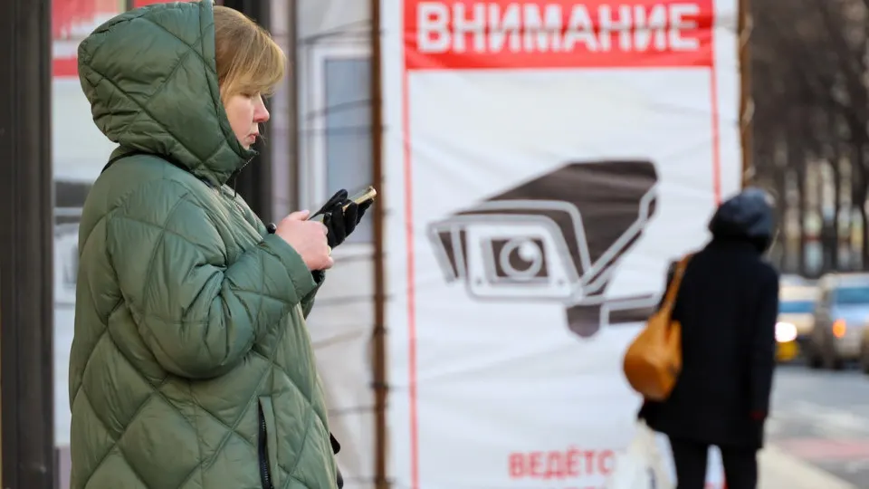 Пользователи заметили, что государственный мессенджер стал без согласия удалять из чатов сообщения с ссылками на ключи для VPN; при повторной отправке аккаунт может вылететь. Параллельно вводятся ограничения на вход с включённым VPN на ряде государственных сервисов.
