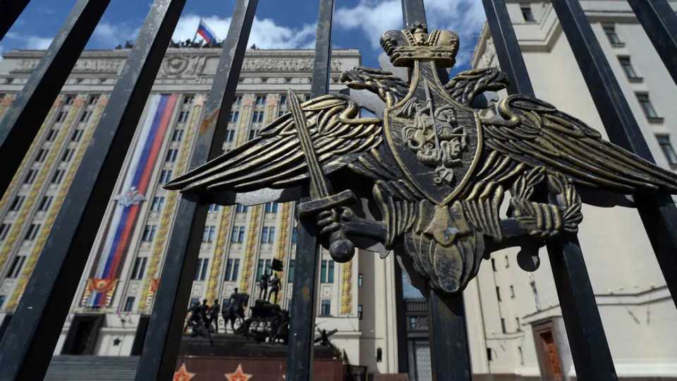 В проекте приказа предлагается передавать Минобороны акции, земельные участки, технику и оборудование национализированных предприятий стройиндустрии для оперативного выполнения гособоронзаказа по капитальному строительству.