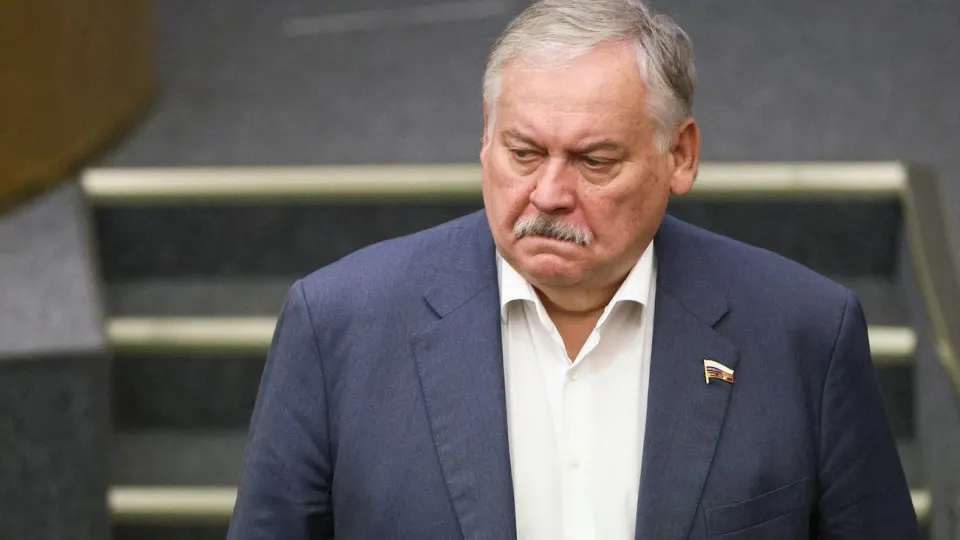 Первый зампред комитета Госдумы Константин Затулин заявил, что Латвия и Эстония нарушили обещания при выходе из СССР, создав категорию «неграждан» и углубляя русофобию. На фоне этого в Госдуме обсуждают законопроект о возможности применения войск за границей для защиты россиян; западные спецслужбы и аналитики отмечают рост напряжённости и подготовительные шаги в военной сфере.