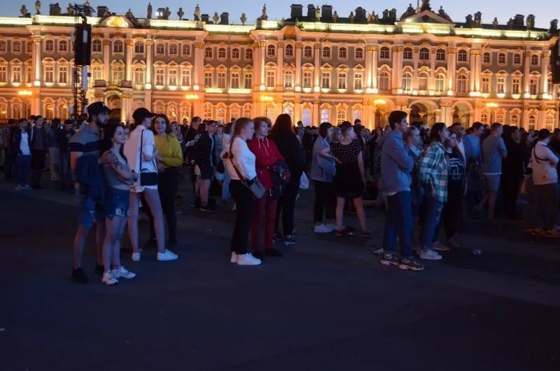 Ночью 27–28 июня в Санкт-Петербурге состоится «Алые паруса — 2026» для около 66 тысяч выпускников; правительство утвердило 300 приоритетных образовательных программ, а в Смоленске 26–28 июня пройдёт День молодёжи с концертами и интерактивными площадками.
