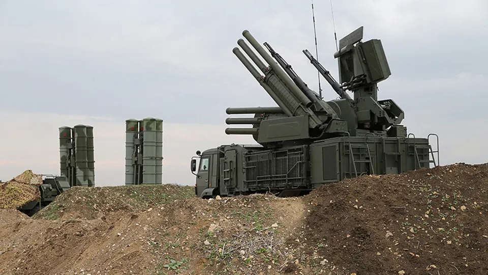 Новая российская система радиоэлектронной борьбы, как утверждают эксперты, способна глушить сигнал Starlink на площади до 20 км². Одновременно приняты ограничения на импорт терминалов зарубежных спутниковых сетей и ведутся работы над собственными проектами связи.