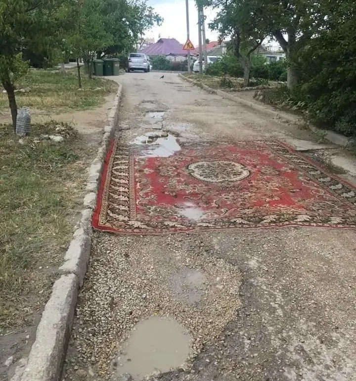 В Госдуму внесён законопроект, позволяющий жителям менять асфальт во дворах и на местных дорогах без согласования. Правительство инициативу не поддержало, ссылаясь на необходимость участия специалистов.