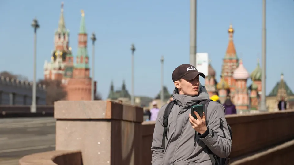 Правительство планирует обязать операторов передавать в информационную систему идентификаторы устройств (IMEI) и блокировать сим‑карты на запрещённых аппаратах — нововведение может заработать с 1 марта 2027 года.