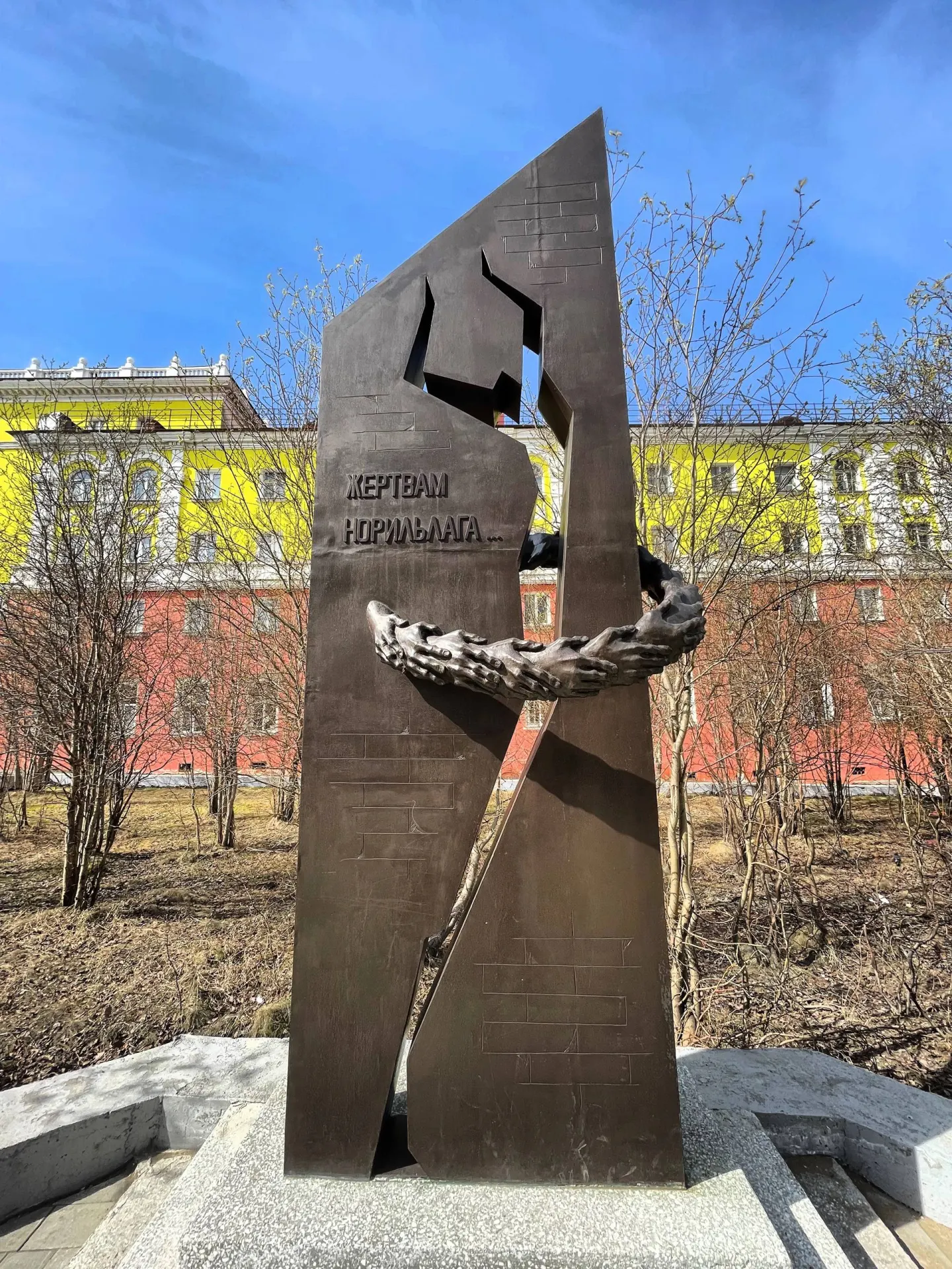 В череде экспонатов местного музея — личные вещи заключённых и сотрудников НКВД, документы и фотографии, которые сохраняют память о людях и судьбах, связанных с историей строительства города.
