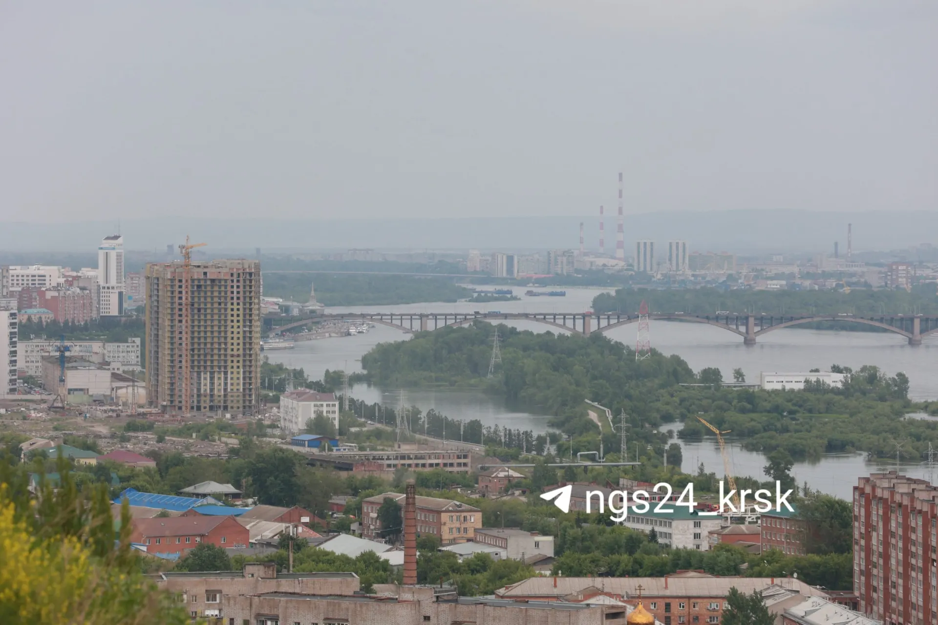 На 22 июня в регионе зафиксированы 92 очага лесных пожаров общей площадью свыше 173 тысяч гектаров. В крае действует режим ЧС, в Красноярске — НМУ; к тушению привлечены силы из нескольких регионов и федеральный резерв.