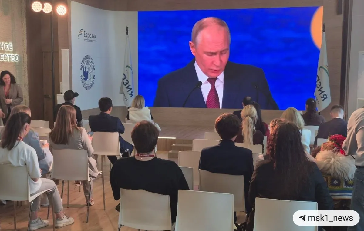 Президент отметил смещение веса в пользу стран Глобального Юга, рост роли БРИКС и снижение вклада G7; связал мировую турбулентность с переходом к многополярности и указал на влияние изъятия резервов на доллар и евро.
