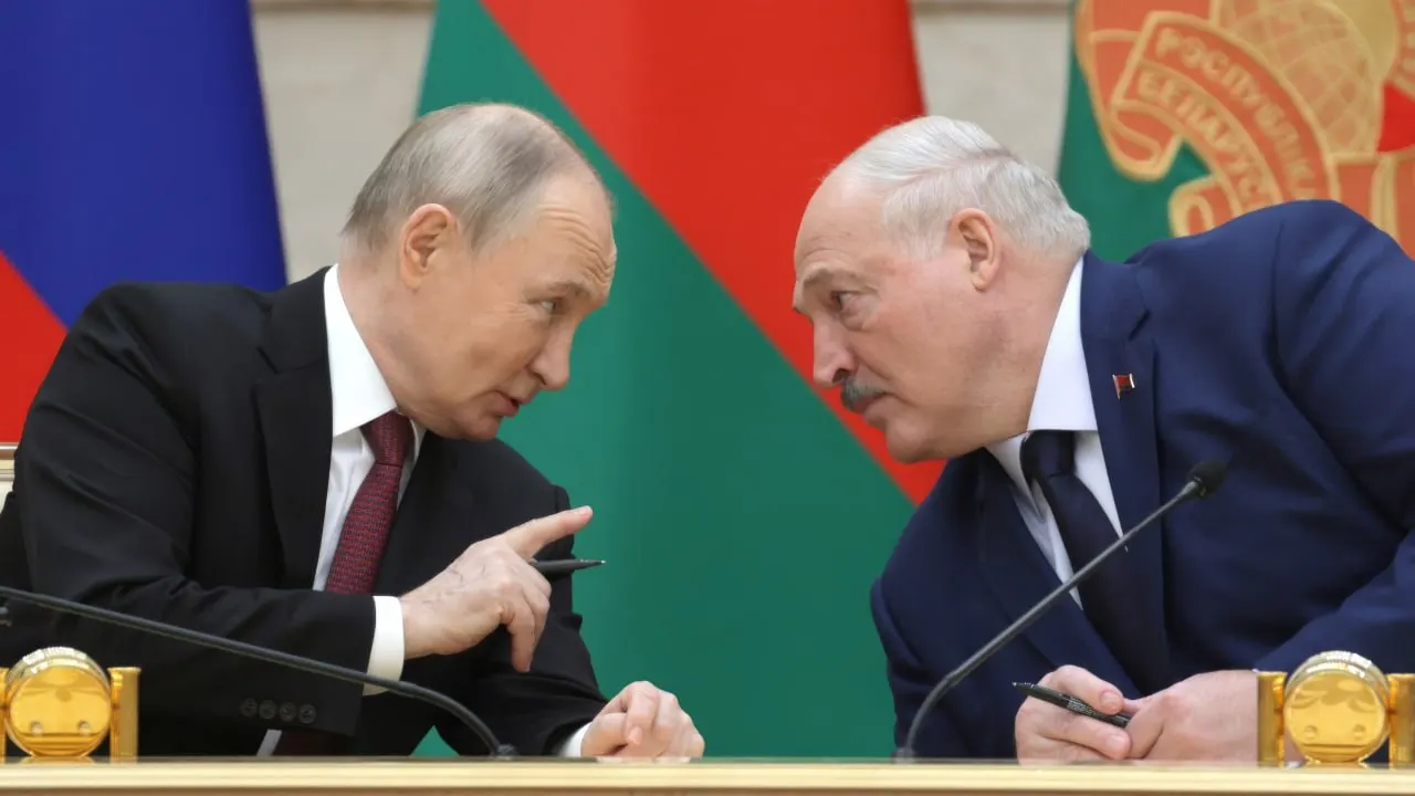 26 июня президенты России и Белоруссии встретились в резиденции на Валдае в закрытом формате — официально обсуждали региональную безопасность и торгово‑экономическое взаимодействие. Выбор места и отказ от публичных заявлений привлекли внимание на фоне ситуации у белорусско‑украинской границы.
