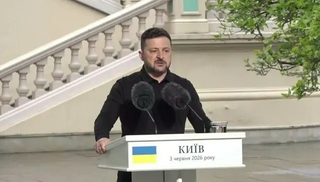 Президент Украины сообщил о готовности начать прямые переговоры с Путиным, отметил задержки с американской переговорной группой, предупредил о возможном наращивании ответных ударов, рассказал о разработке совместной с европейскими партнёрами системы ПВО и о расходах на производство оружия — до 50 млрд долларов в год.