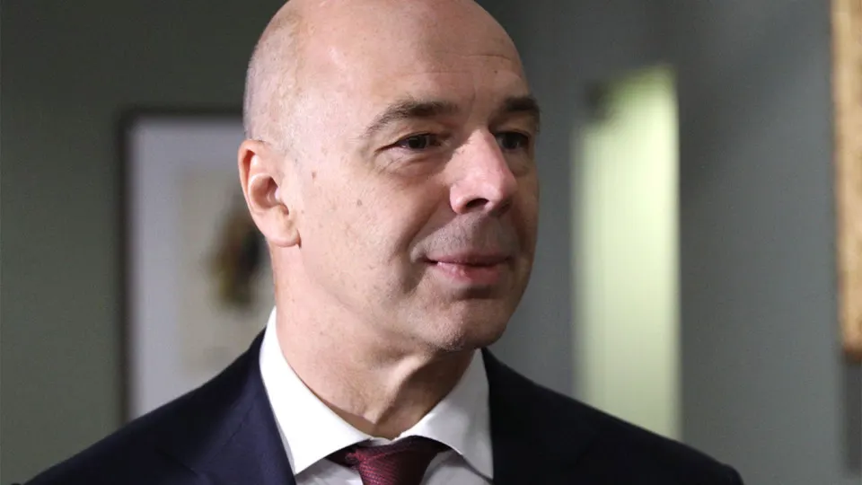 Минфин заявил, что отдельного фонда для защиты топливно-энергетических компаний от атак беспилотников не планируется: предприятия должны самостоятельно закупать технику и системы защиты, часть расходов можно включать в себестоимость. Между тем атаки уже серьёзно сократили переработку и подняли цены на топливо.